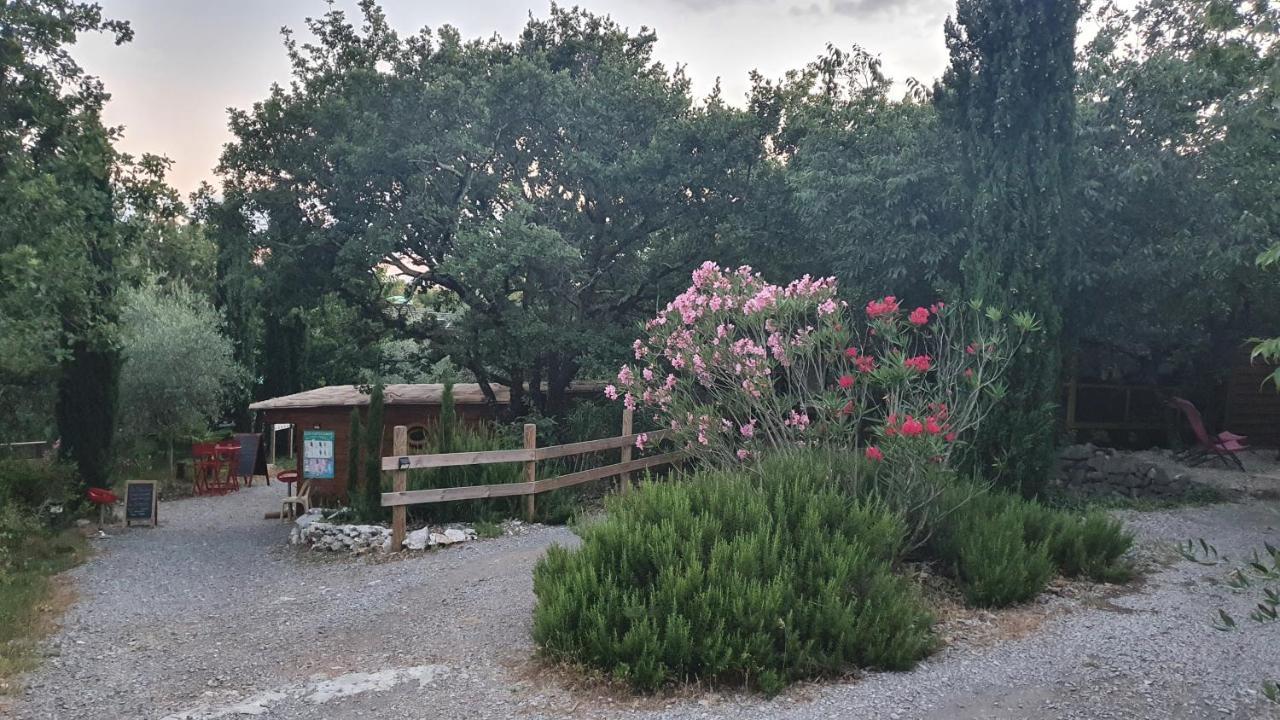 Roulottes Et Cabanes De Saint Cerice Vogue Exteriér fotografie