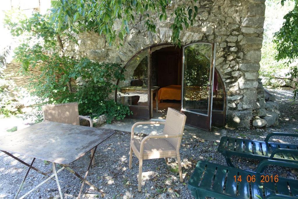 Roulottes Et Cabanes De Saint Cerice Vogue Exteriér fotografie